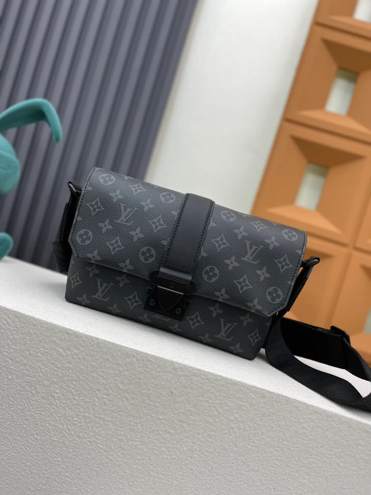 Louis Vuitton Pochette Metis Negro Gris Monogram-Coated Canvas Bolso Mensajero Rectangular Estructurado 7