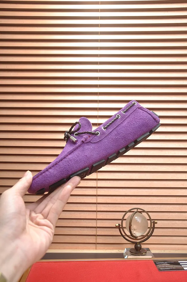 Louis Vuitton Mocassins de Camurça Roxa com Laço de Corda 5