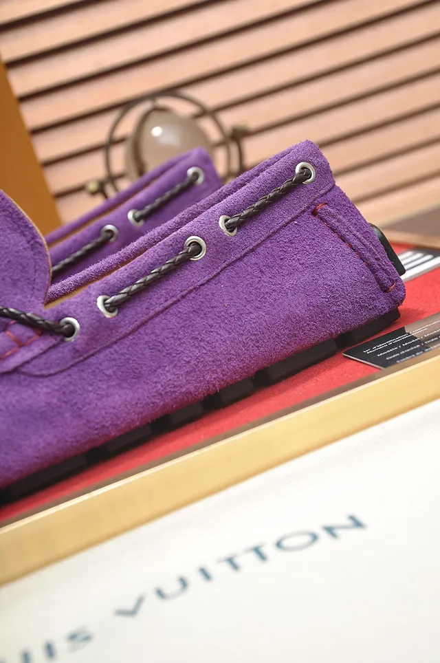 Louis Vuitton Mocassins de Camurça Roxa com Laço de Corda 9