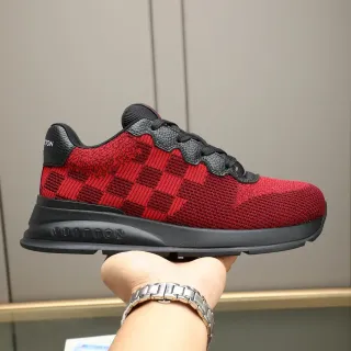 Louis Vuitton Tênis lifestyle com upper de couro vermelho e preto em padrão Damier-Pattern, gola com borda ondulada