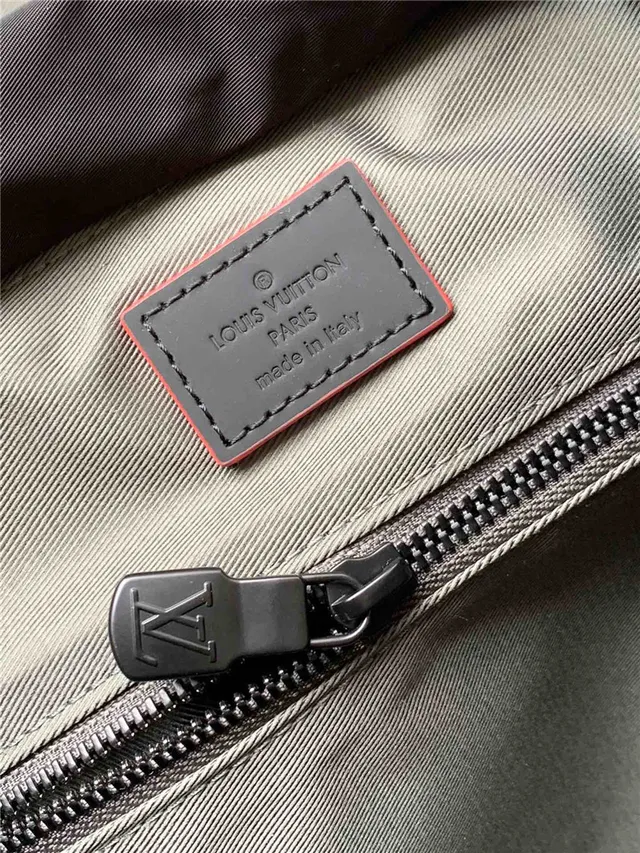 Louis Vuitton Run Away কালো ধূসর মনোগ্রাম-প্রিন্টেড ক্যানভাস ড্রস্ট্রিং সিঞ্চ ডিটেল ক্যাজুয়াল ব্যাকপ্যাক 2