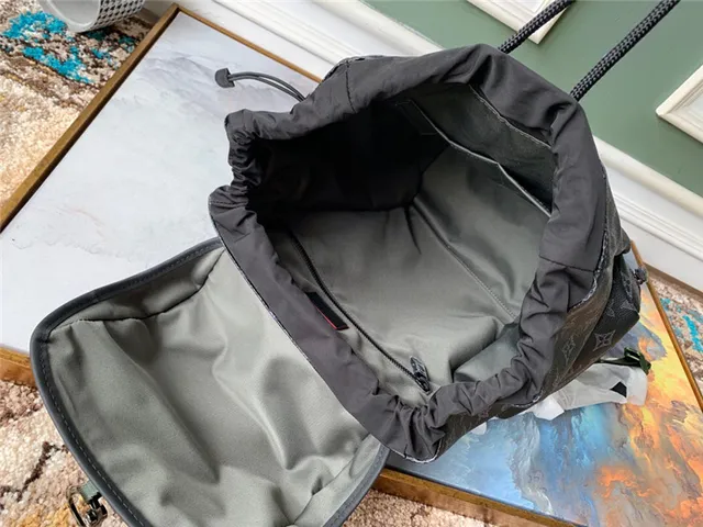 Louis Vuitton Run Away কালো ধূসর মনোগ্রাম-প্রিন্টেড ক্যানভাস ড্রস্ট্রিং সিঞ্চ ডিটেল ক্যাজুয়াল ব্যাকপ্যাক 3