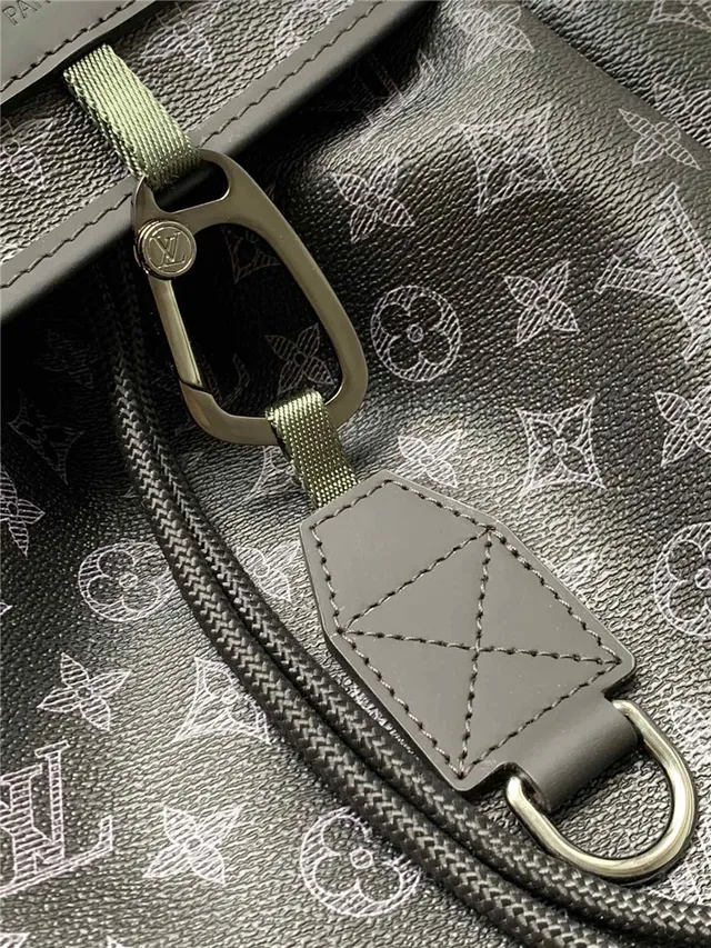 Louis Vuitton Run Away কালো ধূসর মনোগ্রাম-প্রিন্টেড ক্যানভাস ড্রস্ট্রিং সিঞ্চ ডিটেল ক্যাজুয়াল ব্যাকপ্যাক 4