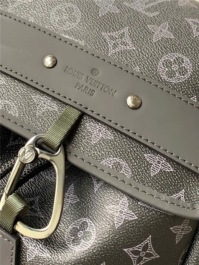 Louis Vuitton Run Away কালো ধূসর মনোগ্রাম-প্রিন্টেড ক্যানভাস ড্রস্ট্রিং সিঞ্চ ডিটেল ক্যাজুয়াল ব্যাকপ্যাক 9
