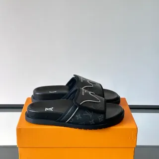लुई विट्टन Run Away काले मोनोग्राम कैनवास स्लिपर्स