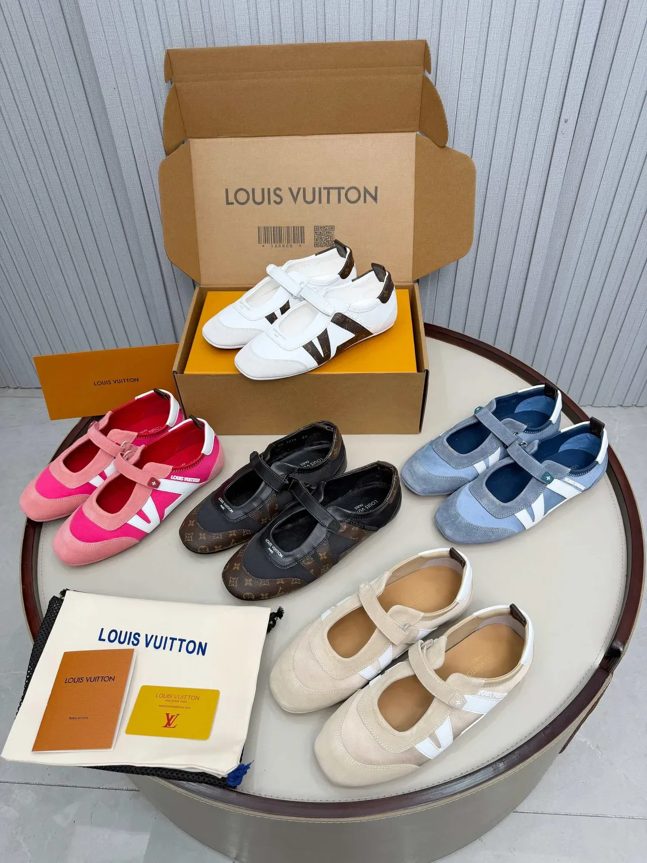 Louis Vuitton Run Away Chaussures Mary Jane Bleues et Blanches en Daim et Cuir avec Construction de Panneaux 2