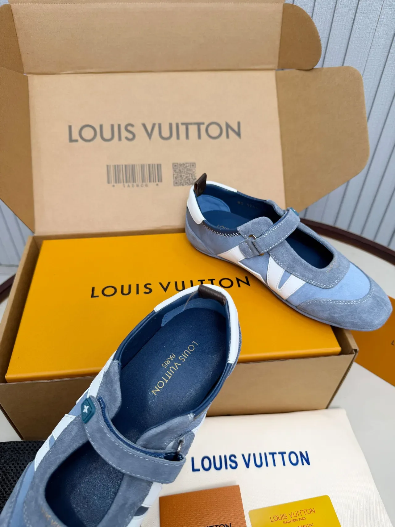 Louis Vuitton Run Away Chaussures Mary Jane Bleues et Blanches en Daim et Cuir avec Construction de Panneaux 3