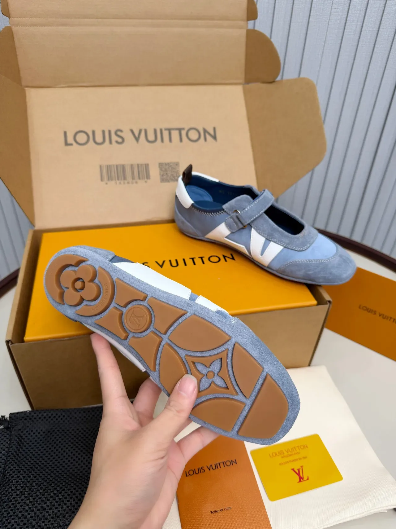 Louis Vuitton Run Away Chaussures Mary Jane Bleues et Blanches en Daim et Cuir avec Construction de Panneaux 4