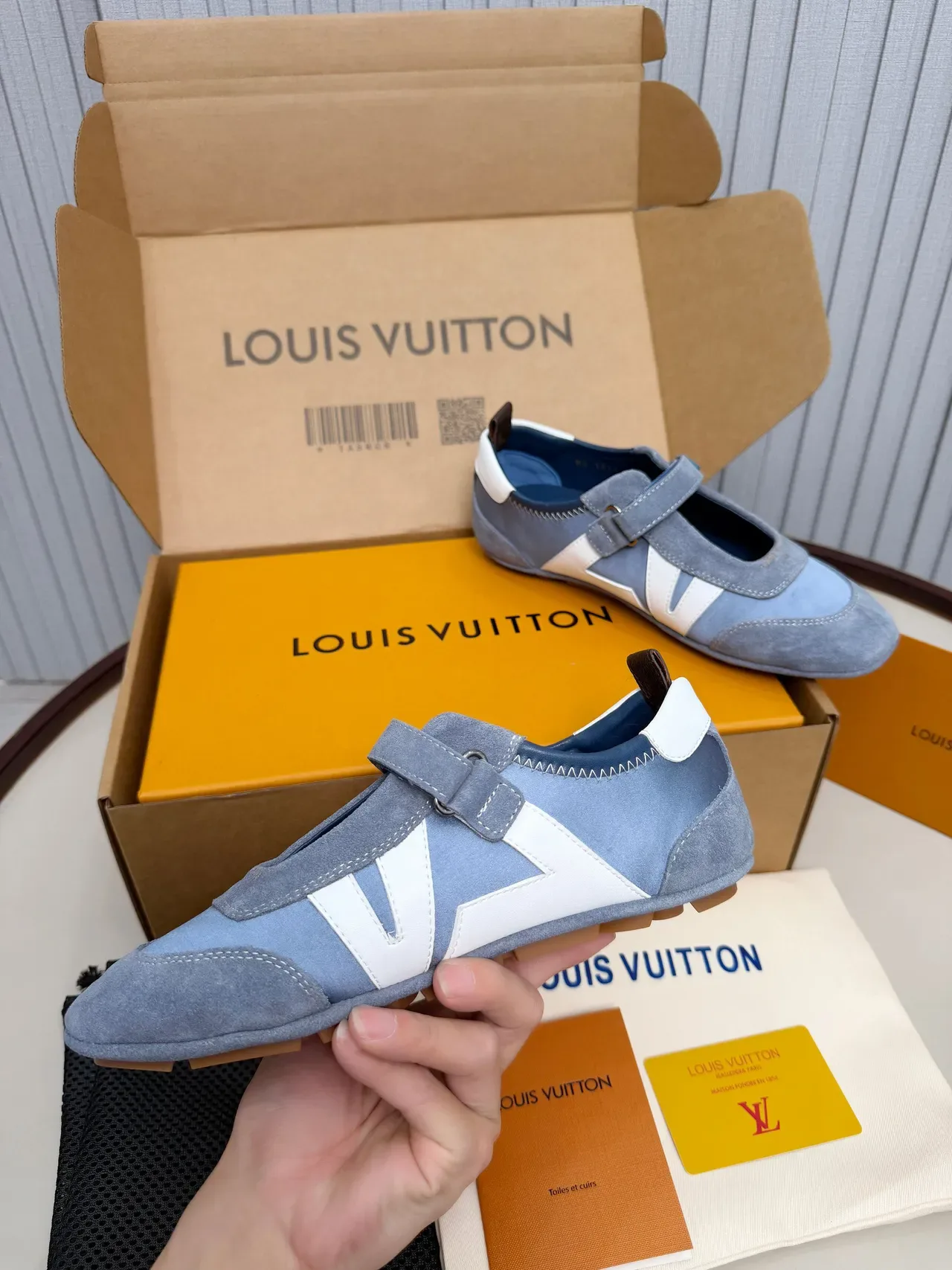 Louis Vuitton Run Away Chaussures Mary Jane Bleues et Blanches en Daim et Cuir avec Construction de Panneaux 5