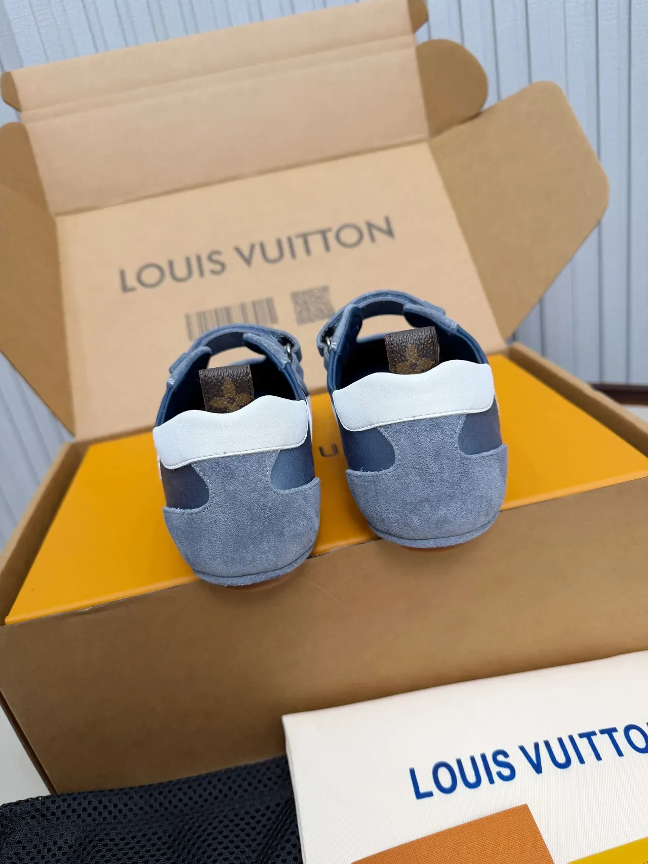 Louis Vuitton Run Away Chaussures Mary Jane Bleues et Blanches en Daim et Cuir avec Construction de Panneaux 6