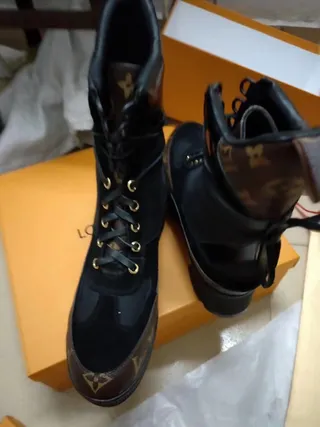 لويس فيتون Run Away Monogram Canvas و Patent Leather Ankle Boots 3