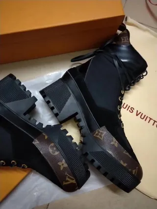 لويس فيتون Run Away Monogram Canvas و Patent Leather Ankle Boots 4
