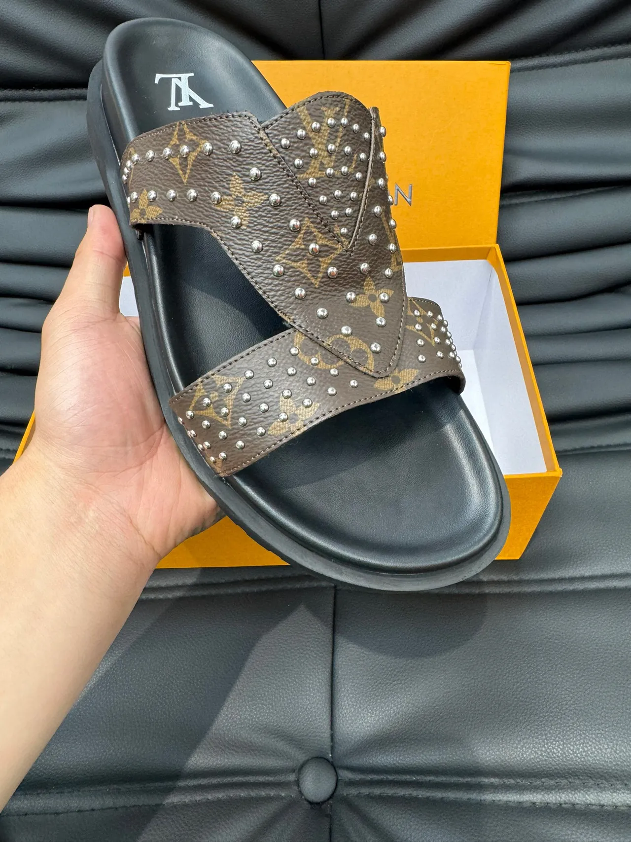 Louis Vuitton Run Away زلق بني أسود نقش قماش مثبت حزام نعال 7