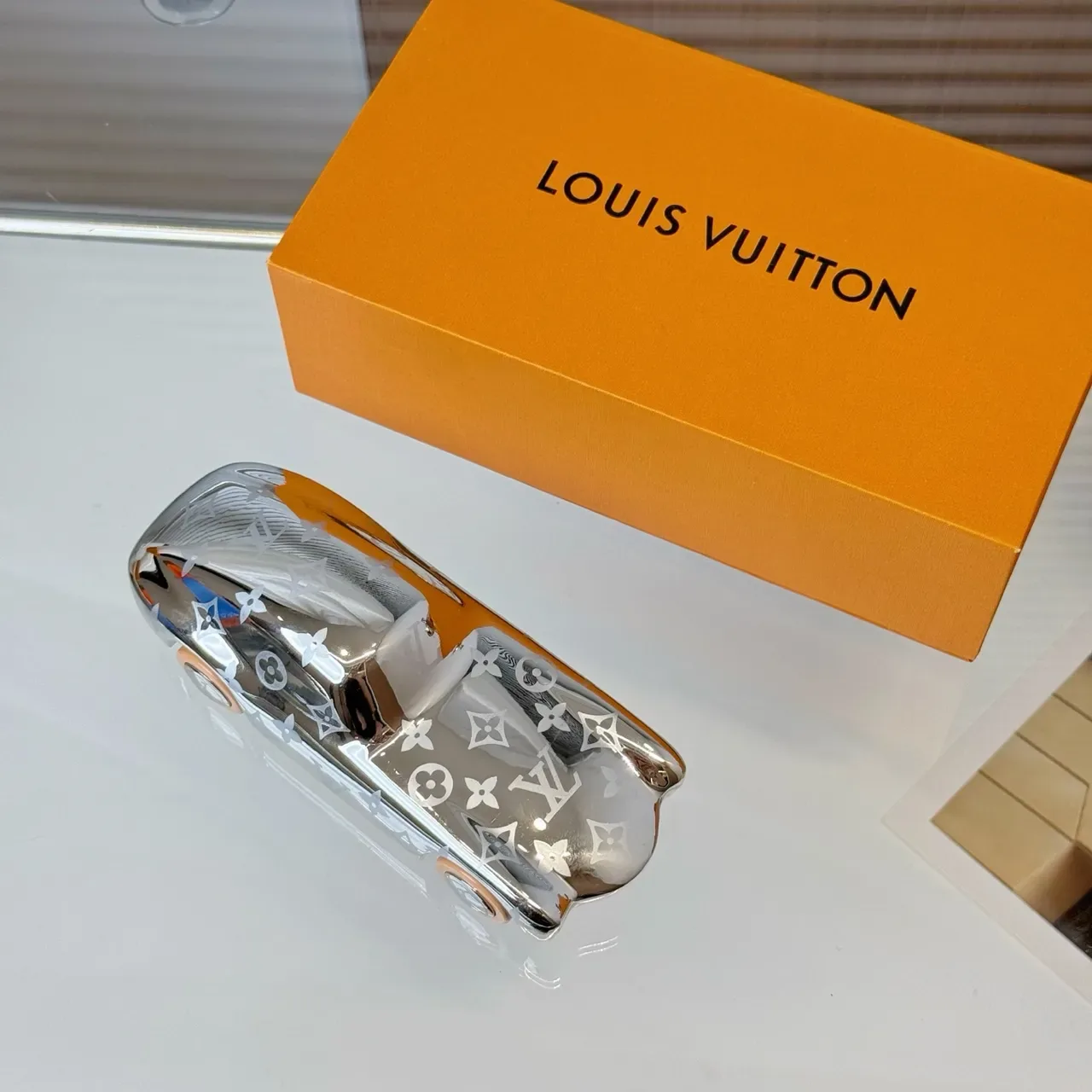 Louis Vuitton Silver Beige Metallic Finish Etched Monogram Pattern Handbag 6