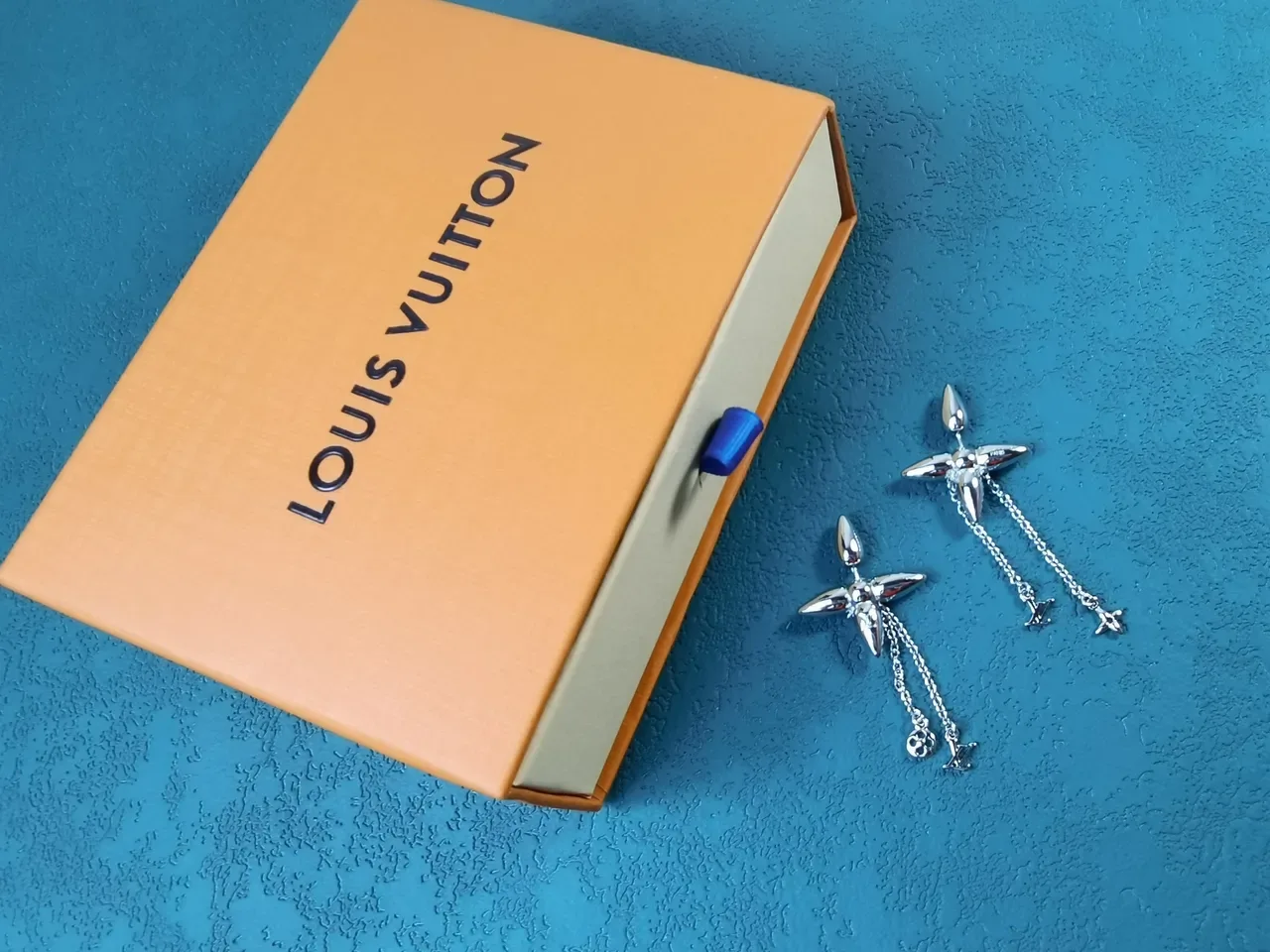Louis Vuitton argent or motif floral métallique chaîne pendante franges boucles d'oreilles 4