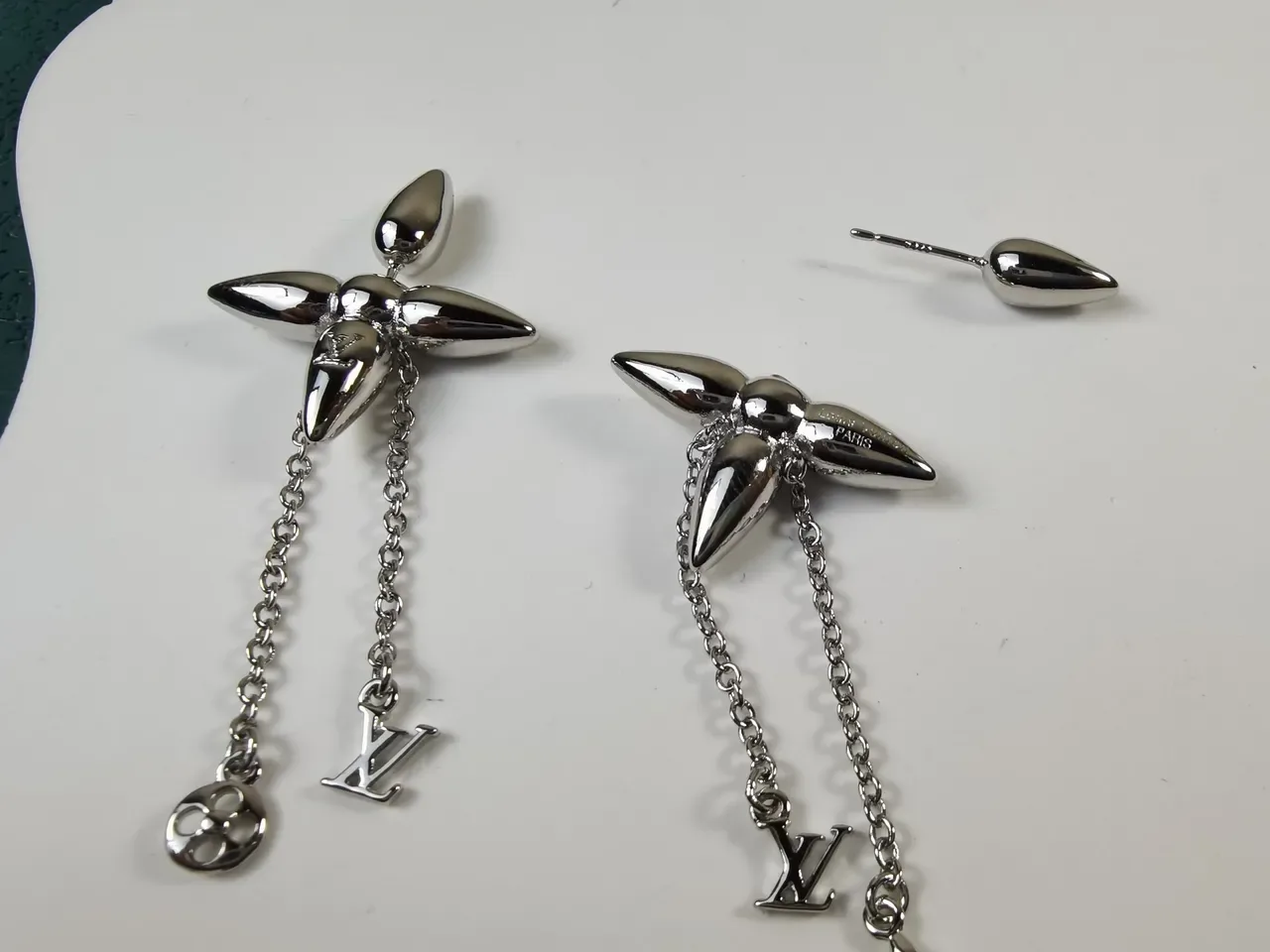 Louis Vuitton argent or motif floral métallique chaîne pendante franges boucles d'oreilles 5