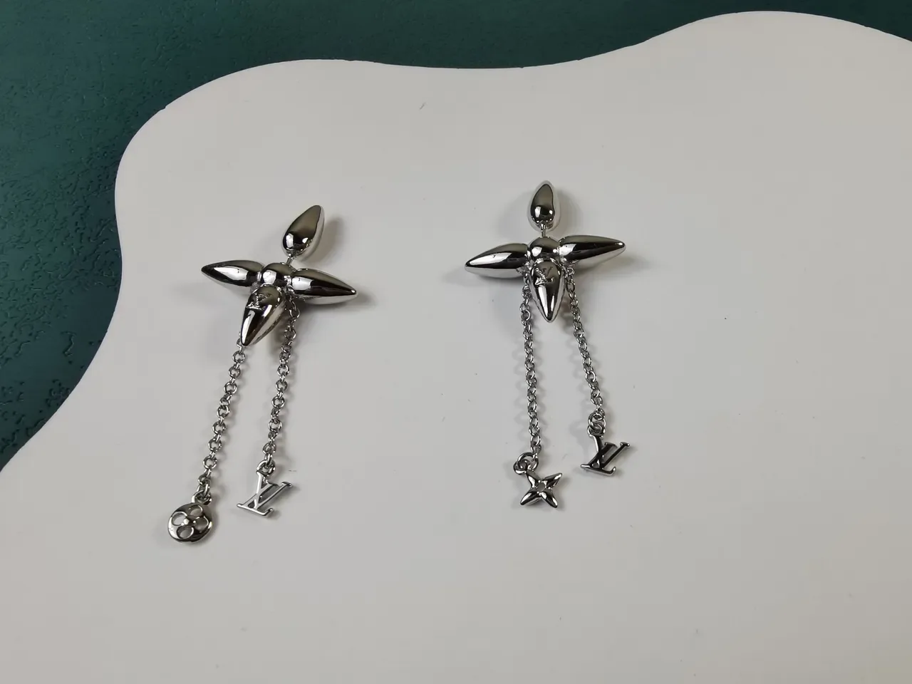 Louis Vuitton argent or motif floral métallique chaîne pendante franges boucles d'oreilles 6