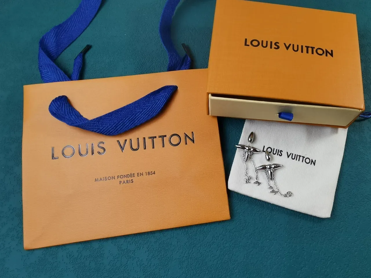 Louis Vuitton argent or motif floral métallique chaîne pendante franges boucles d'oreilles 7