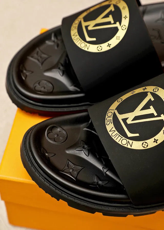 Louis Vuitton Slide أسود ذهبي مولد مونोغرام سول حزام عريض نعال 6