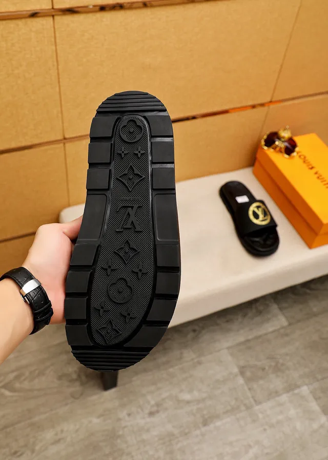 Louis Vuitton Slide أسود ذهبي مولد مونोغرام سول حزام عريض نعال 9