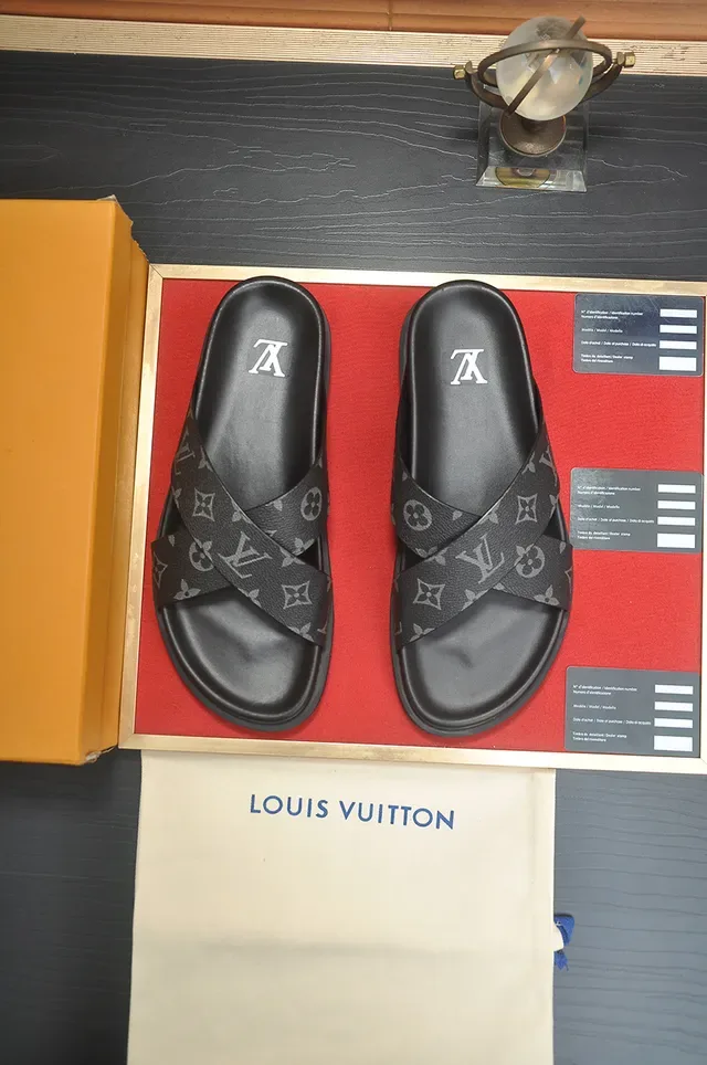 Louis Vuitton Sandálias Monogram Canvas Tiras Cruzadas Preto e Cinza 5