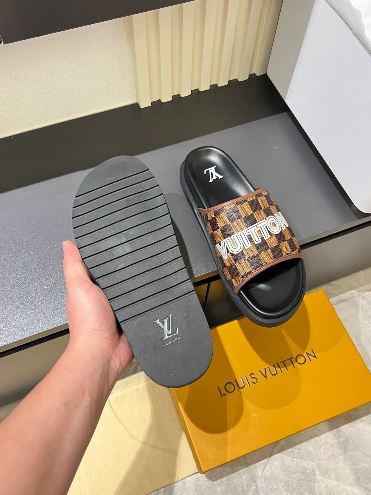 Louis Vuitton Slide Sandales Marron Beige Damier Check Brides Logo Bold Lettres Sandales 2