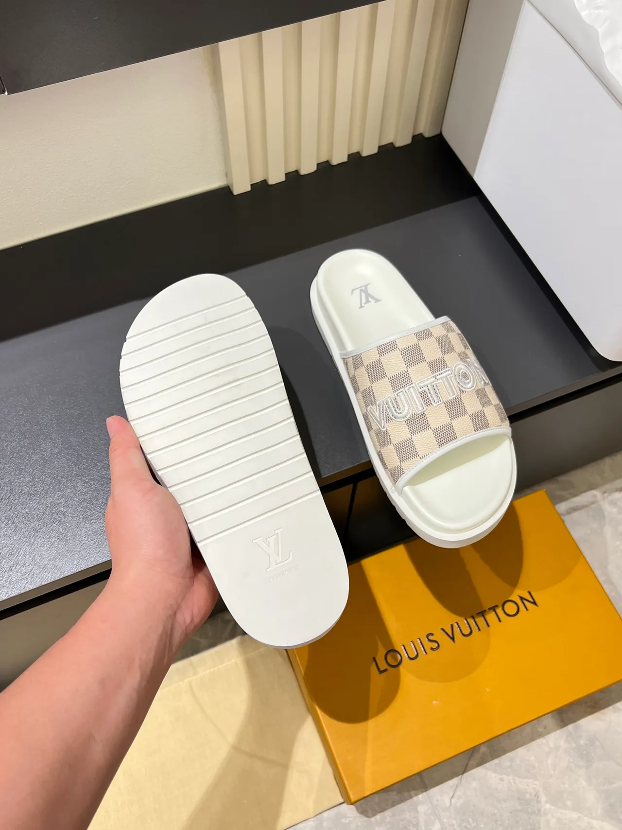 Louis Vuitton Slide Sandales Marron Beige Damier Check Brides Logo Bold Lettres Sandales 3