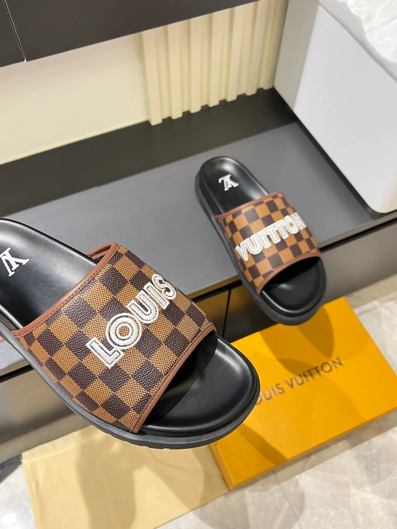 Louis Vuitton Slide Sandales Marron Beige Damier Check Brides Logo Bold Lettres Sandales 4