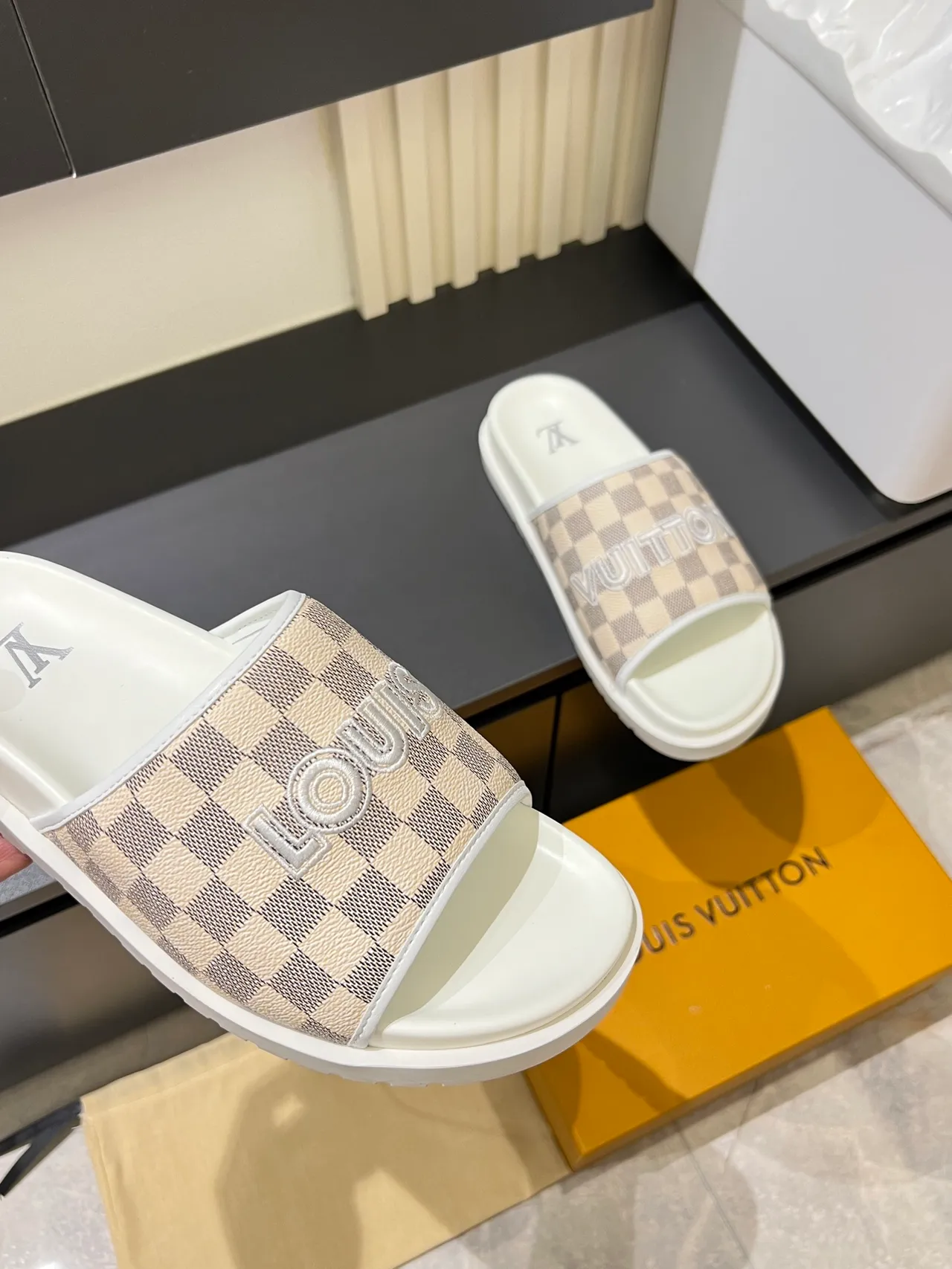 Louis Vuitton Slide Sandales Marron Beige Damier Check Brides Logo Bold Lettres Sandales 5