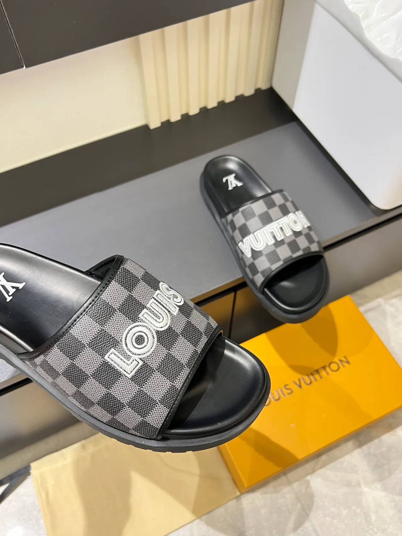 Louis Vuitton Slide Sandales Marron Beige Damier Check Brides Logo Bold Lettres Sandales 6