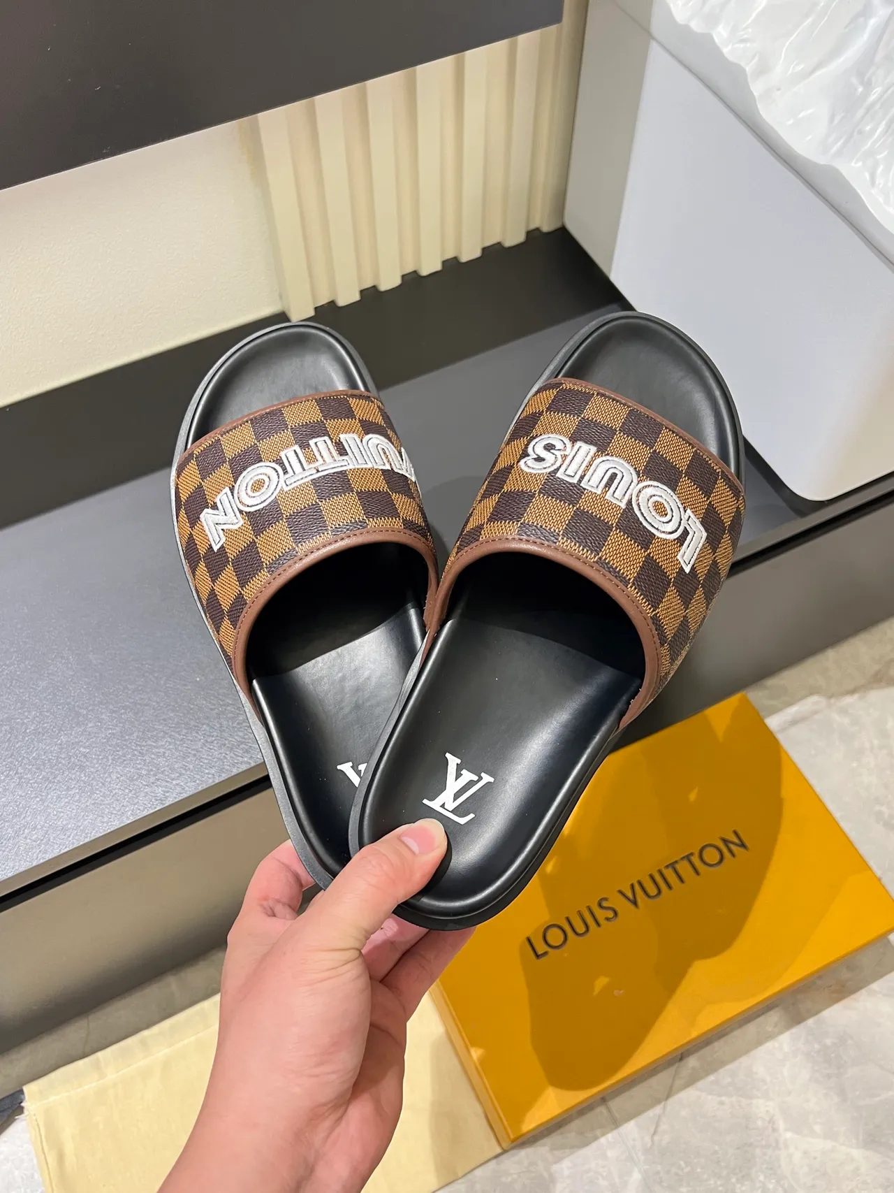 Louis Vuitton Slide Sandales Marron Beige Damier Check Brides Logo Bold Lettres Sandales 7