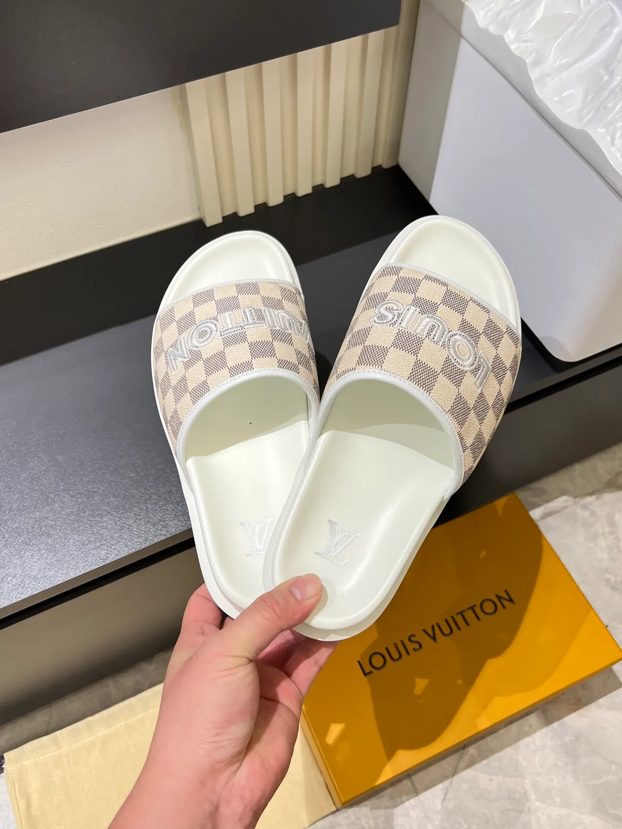 Louis Vuitton Slide Sandales Marron Beige Damier Check Brides Logo Bold Lettres Sandales 8