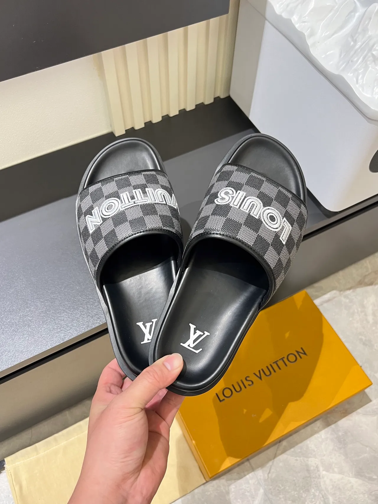 Louis Vuitton Slide Sandales Marron Beige Damier Check Brides Logo Bold Lettres Sandales 9