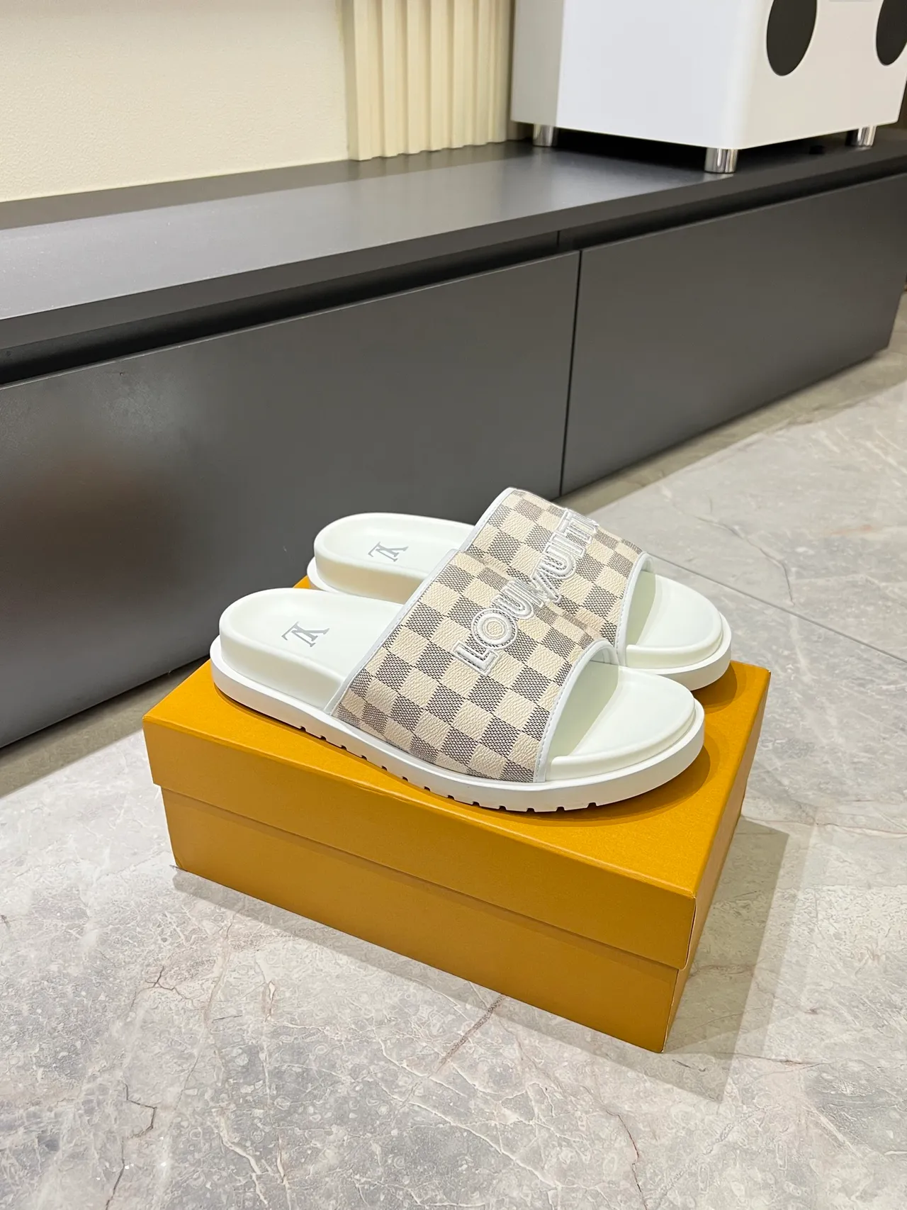 Louis Vuitton Slide Sandales Marron Beige Damier Check Brides Logo Bold Lettres Sandales 11