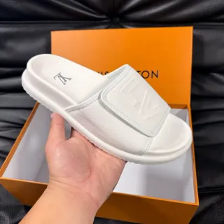 Louis Vuitton सफेद एम्बॉस्ड मोनोग्राम स्ट्रैप स्लाइड स्लिपर्स