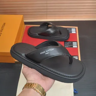 Louis Vuitton काले चमड़े की थोंग चप्पल