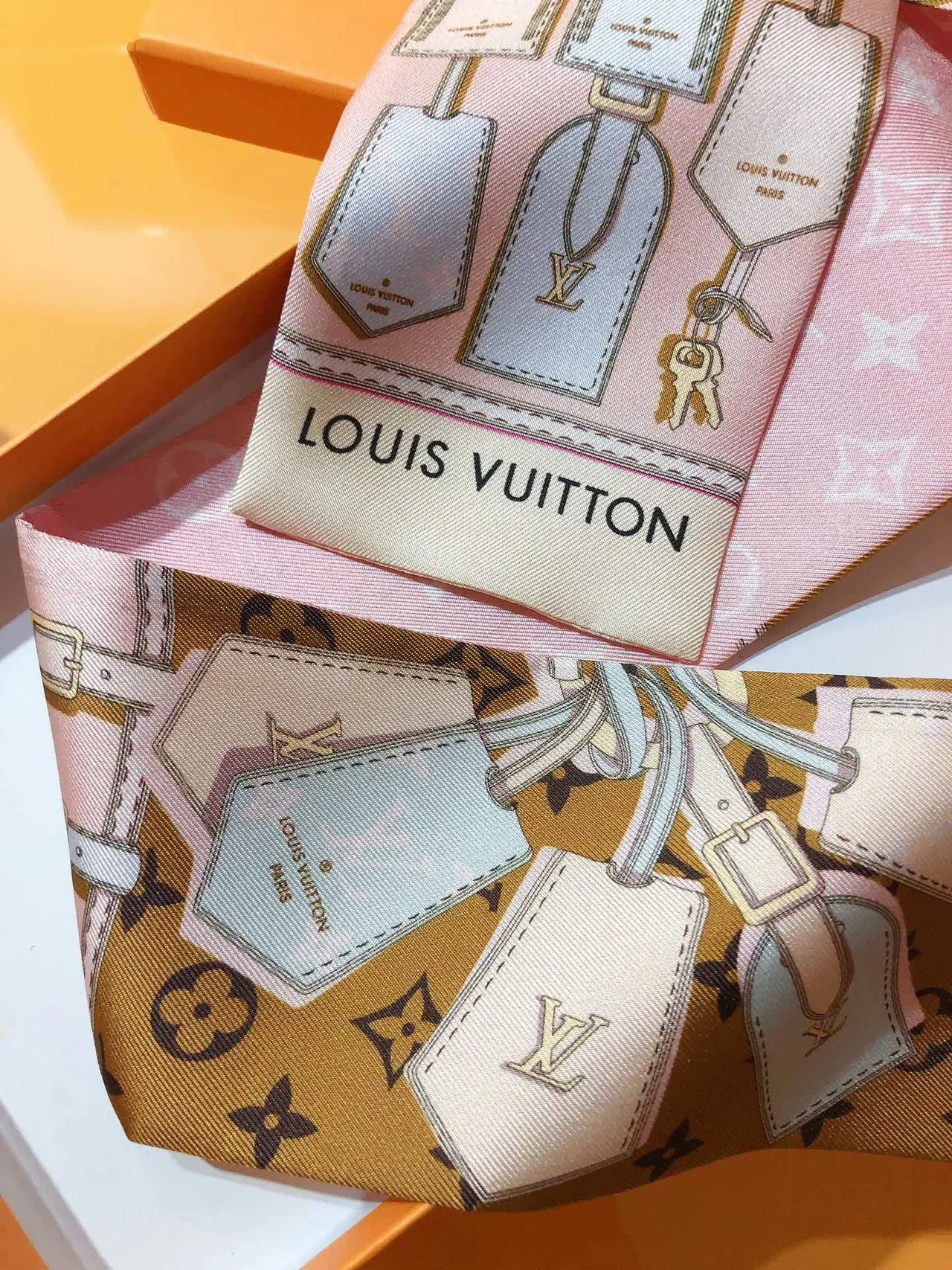 Louis Vuitton TAG ME rosa e bege Tag-Motif Silk Scarf 3
