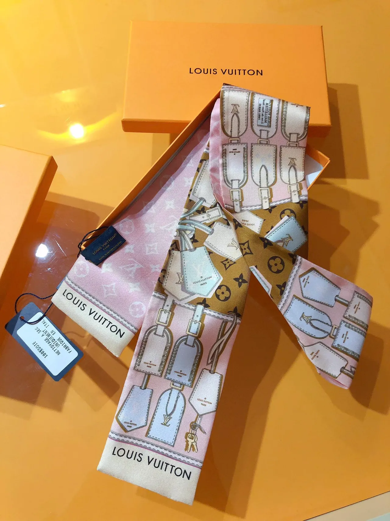 Louis Vuitton TAG ME rosa e bege Tag-Motif Silk Scarf 5