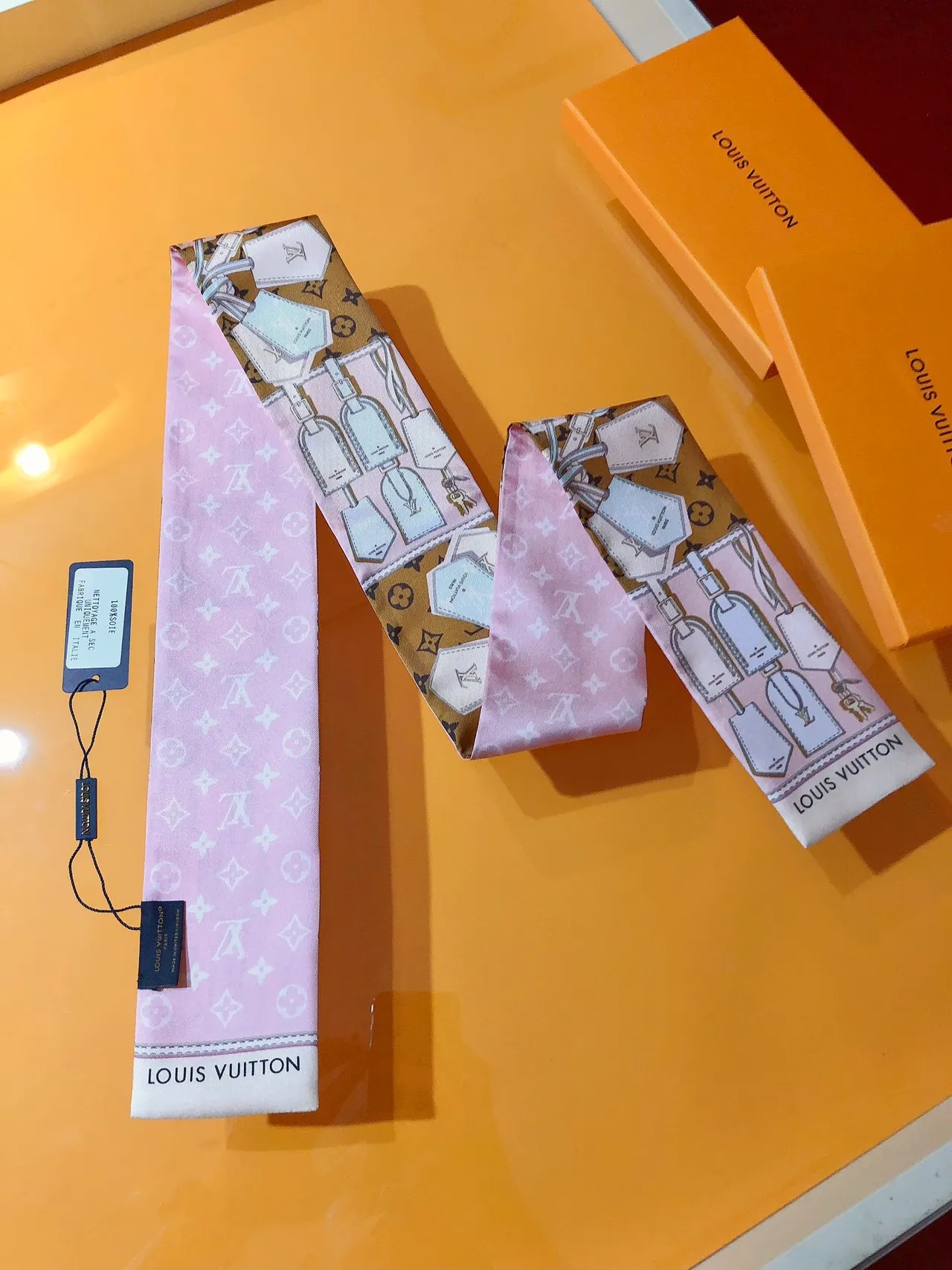 Louis Vuitton TAG ME rosa e bege Tag-Motif Silk Scarf 6