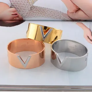 Louis Vuitton V Collection سوار واسع معدني ذهبي فضي