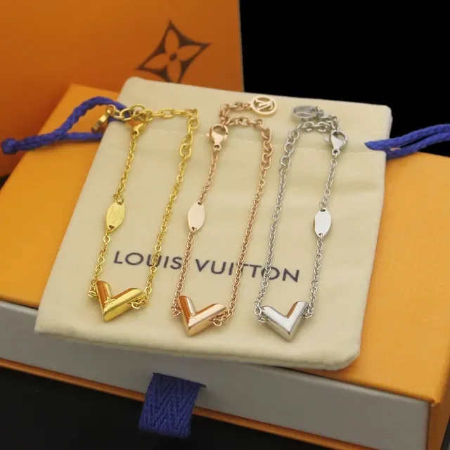 Louis Vuitton Collier Chaîne Beige avec Pendentif Doré en Forme de V 2