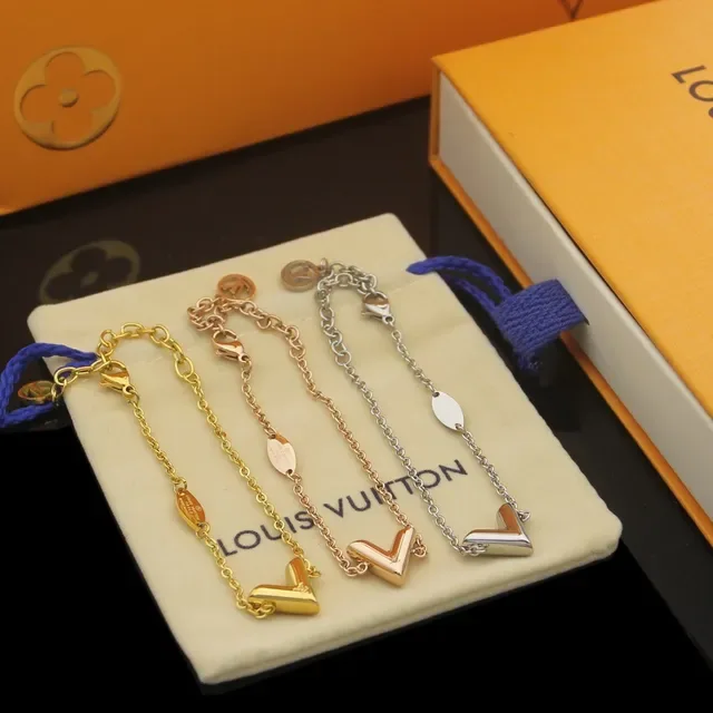 Louis Vuitton Collier Chaîne Beige avec Pendentif Doré en Forme de V 3
