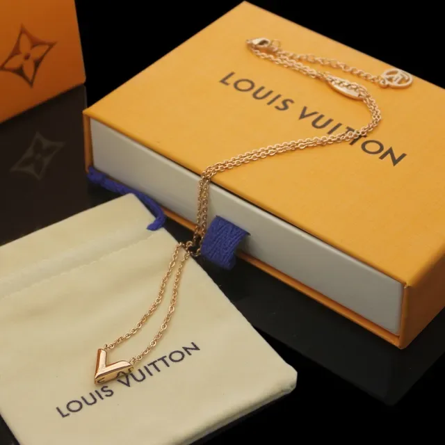 Louis Vuitton Collier Chaîne Beige avec Pendentif Doré en Forme de V 4