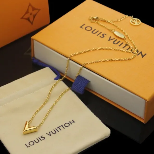Louis Vuitton Collier Chaîne Beige avec Pendentif Doré en Forme de V 5