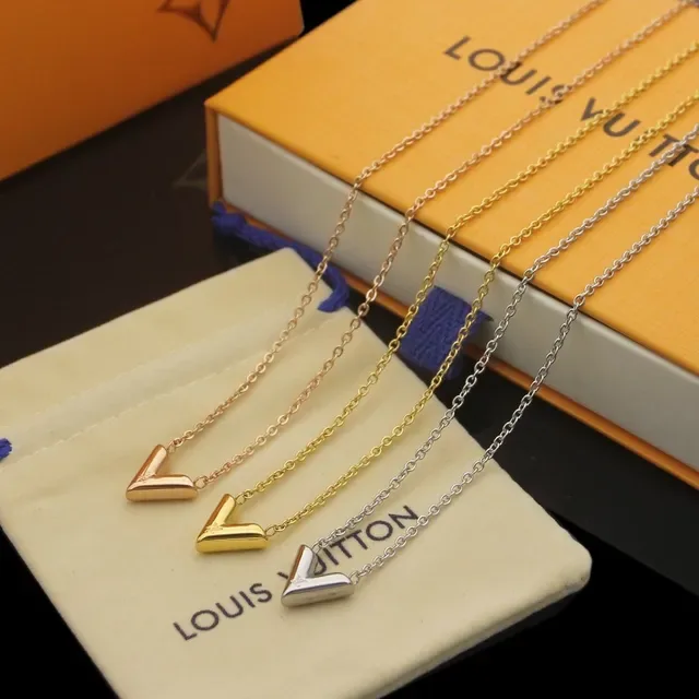Louis Vuitton Collier Chaîne Beige avec Pendentif Doré en Forme de V 6