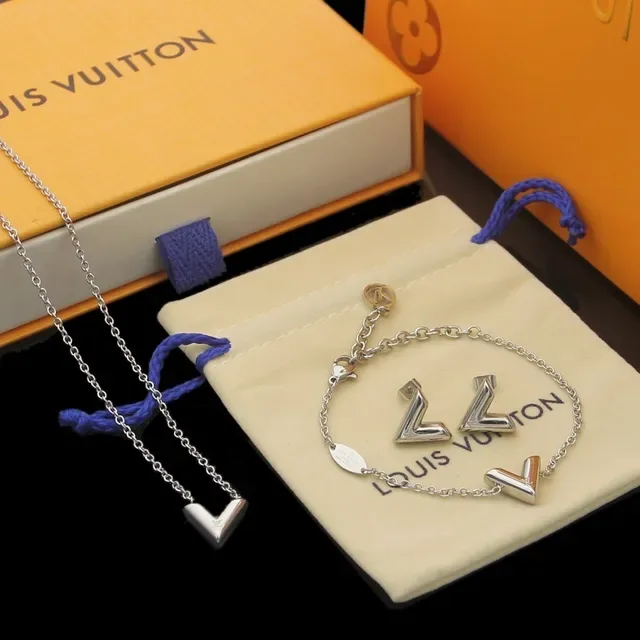Louis Vuitton Collier Chaîne Beige avec Pendentif Doré en Forme de V 7