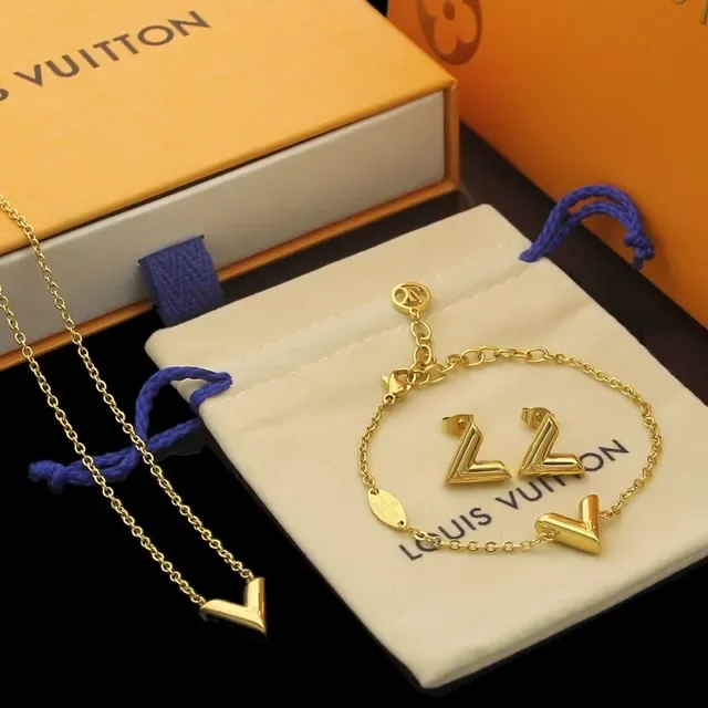 Louis Vuitton Collier Chaîne Beige avec Pendentif Doré en Forme de V 8