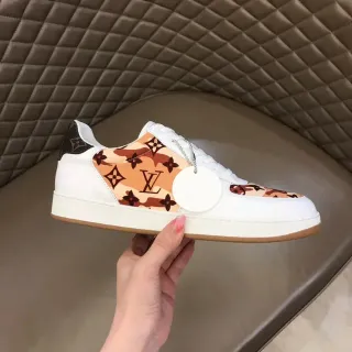 Louis Vuitton Zapatillas Lifestyle Blancas y Marrones Low-Top Base de Piel
