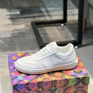 Louis Vuitton Tênis Lifestyle Branco com Monogram-Embossed em Couro Panelado Low-Top