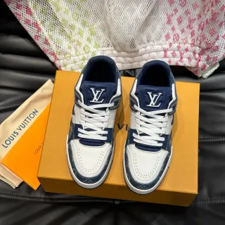 Louis Vuitton Tênis Lifestyle Branco Navy Monogramado com Listras Laterais Perfuradas em Couro na Ponta